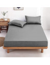 Drap housse gris 120x190 cm posé sur un lit