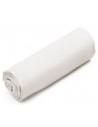 Drap housse blanc lit pour deux personnes roulé sur fond blanc