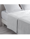 Drap plat blanc 180x290 sur un lit