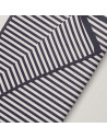 Zoom sur serviette de plage motif marinière