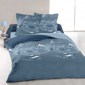 Housse de couette Nuit des Alpes sur un lit