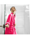 Dame qui porte le peignoir châle coton et bambou fuchsia