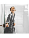 Dame qui porte le peignoir châle coton et bambou anthracite