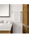 Serviettes bambou blanches mises sur accroche murales