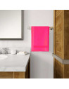 Serviettes bambou fuchsia mises sur accroche murales