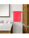 Serviettes bambou rouge mises sur accroche murales