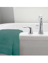 Drap de bain 70x140 cm 100%  coton posé sur baignoire vert sauge