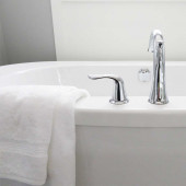 Lot deux serviettes coton éponge 600 Grammes 50x100 cm posées sur baignoire blanches