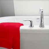 serviette 100% coton 600 grammes/m² posé sur baignoire rouge