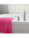 Drap de bain 70x140 cm 100%  coton posé sur baignoire rose clair