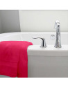 Drap de bain 70x140 cm 100%  coton posé sur baignoire fuchsia