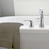 Lot de deux serviettes 100% coton 100x150 cm 600grammes/m² posées sur baignoire taupe