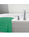Drap de bain 70x140 cm 100%  coton posé sur baignoire vert printemps