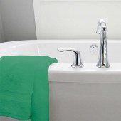 serviette 100% coton 600 grammes/m² posé sur baignoire vert printemps