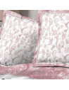Zoom détails taies d'oreiller parure de drap fleuris rose, avec motif esprit printemps sur fond d'ambiance