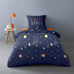 Housse de couette une place, univers espace, sur le lit visuel d'amabiance, hdc bleu nuit et détails colorés