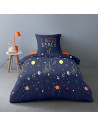 Housse de couette une place, univers espace, sur le lit visuel d'amabiance, hdc bleu nuit et détails colorés