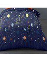 Zoom détails de la housse de couette, motifs univers espace sur fond bleu nuit, détails planete.