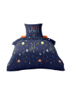 Housse de couette une place, univers espace, sur le lit visuel sur fond blanc hdc bleu nuit et détails planete colorés.