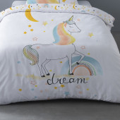 Zoom détails housse de couette 140x200cm, 1 taie d'oreiller 63x63cm, zoom motif licorne coloris pastel.