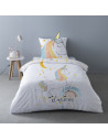 Housse de couette 1 place, magic, fond blanc, motif licorne avec couleurs pastel, hdc 140x200cm sur lit, visuel d'ambiance.
