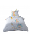 Housse de couette 1 place, magic, fond blanc, motif licorne avec couleurs pastel, hdc 140x200cm sur lit, visuel sur fond blanc.