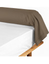 Taie de traversin cannelle grande longueur 230 cm sur un lit King Size, fabrication française