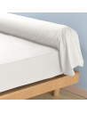 Protège traversin 45x230 cm en coton molleton blanc 200g/m2 présenté sur un lit.