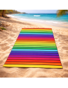 Serviette de plage au motif rayures multicolore, idéale pour les sorties plage cette été. 90x170cm, 100% coton fond plage