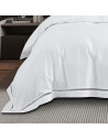 Housse de couette blanche brodée 220x240 cm satin de coton 120 fils/cm² - zoom sur la finition