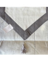 Zoom sur details du chemin de table, couleur blanc cassé, bordure grise et details au extremités.