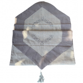 chemin de table nuance de gris, en coton, lin et polyester avec détails au extremités et broderie style bohème