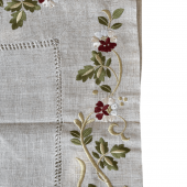 Zoom sur les détails de la broderies florales et coloré sur fond couleur lin, carré de cuisine 85x85cm.