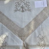 Zoom sur détails du chemin de table couleur lin et blanc, zoom sur la broderie