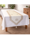 Chemin de table installé sur la table, légerement tombant. Chemin de table couleur lin et blanc, broder