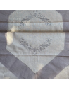 zoom details des broderies du chemin de table nuance de gris en coton, lin et polyester. chic et sobre